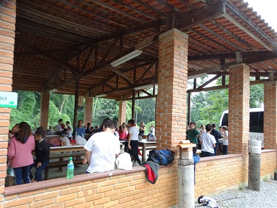 Estudantes da EEB Julius Karsten Jaraguá do sul (SC) descontraídos fazendo lanche após as atividades realizadas no dia 27/05/2019